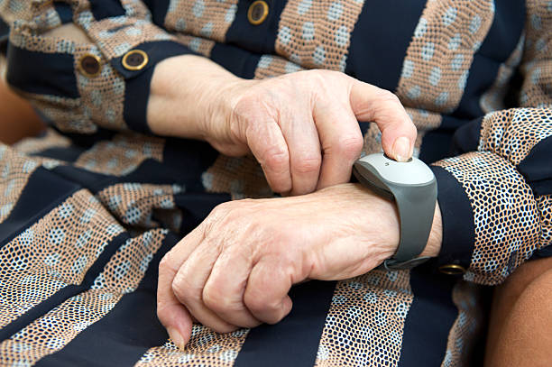 Pulseras de reconocimiento ayudarán a adultos mayores en casos de extravíos  